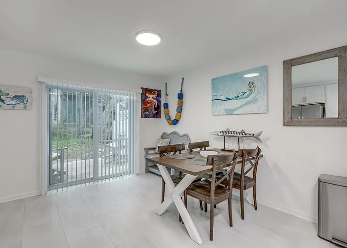 Fernandina Beach Townhome W/ Patio: Walk To Beach!